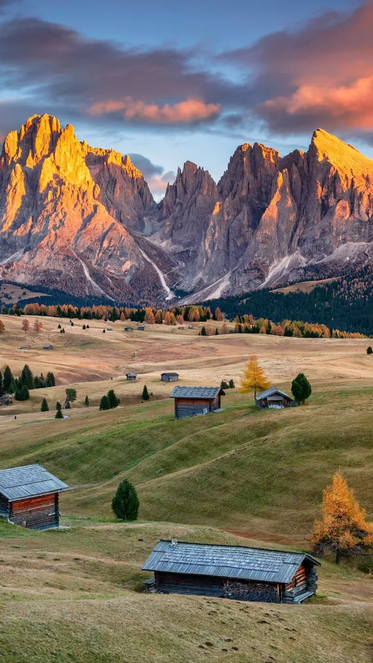 Montagne e vallata con casette